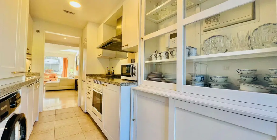 Продажа апартаментов на среднем этаже в The Golden Mile 9