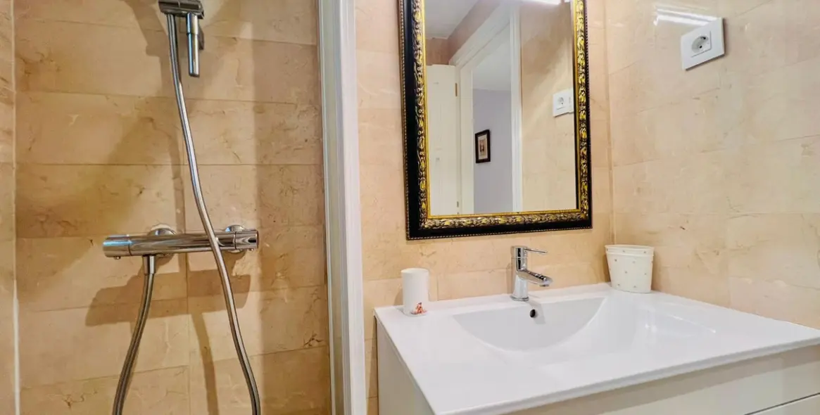 Продажа апартаментов на среднем этаже в The Golden Mile 14