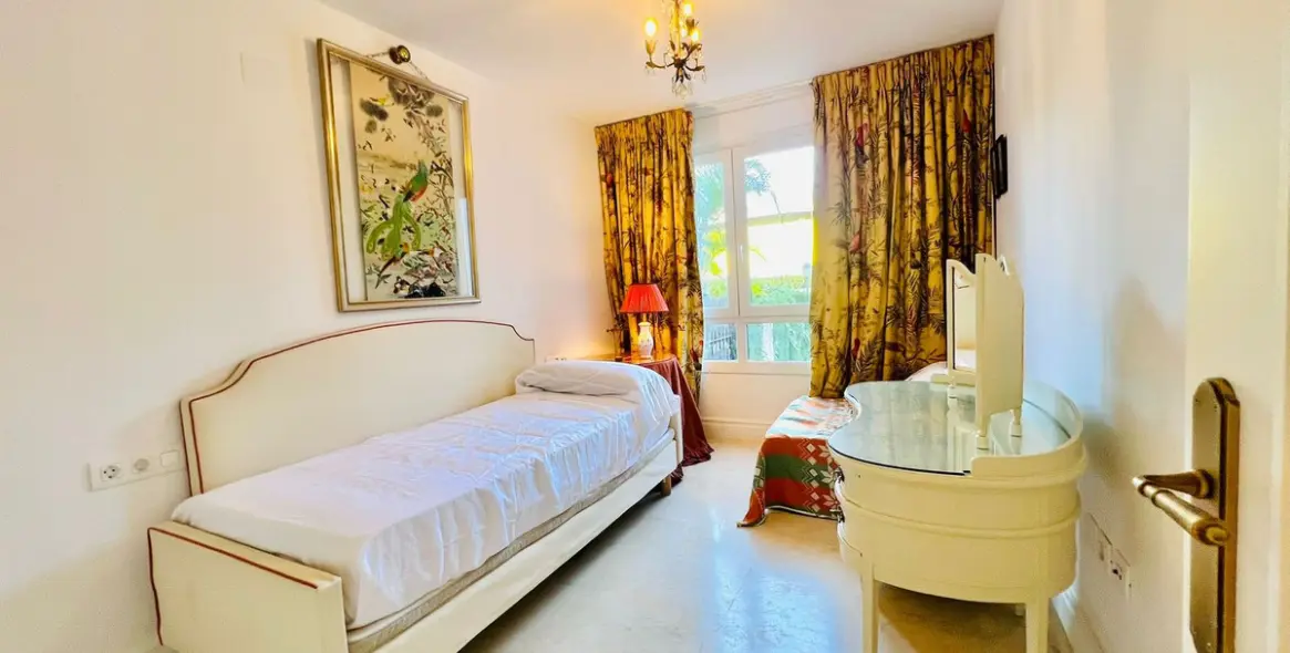 Продажа апартаментов на среднем этаже в The Golden Mile 15