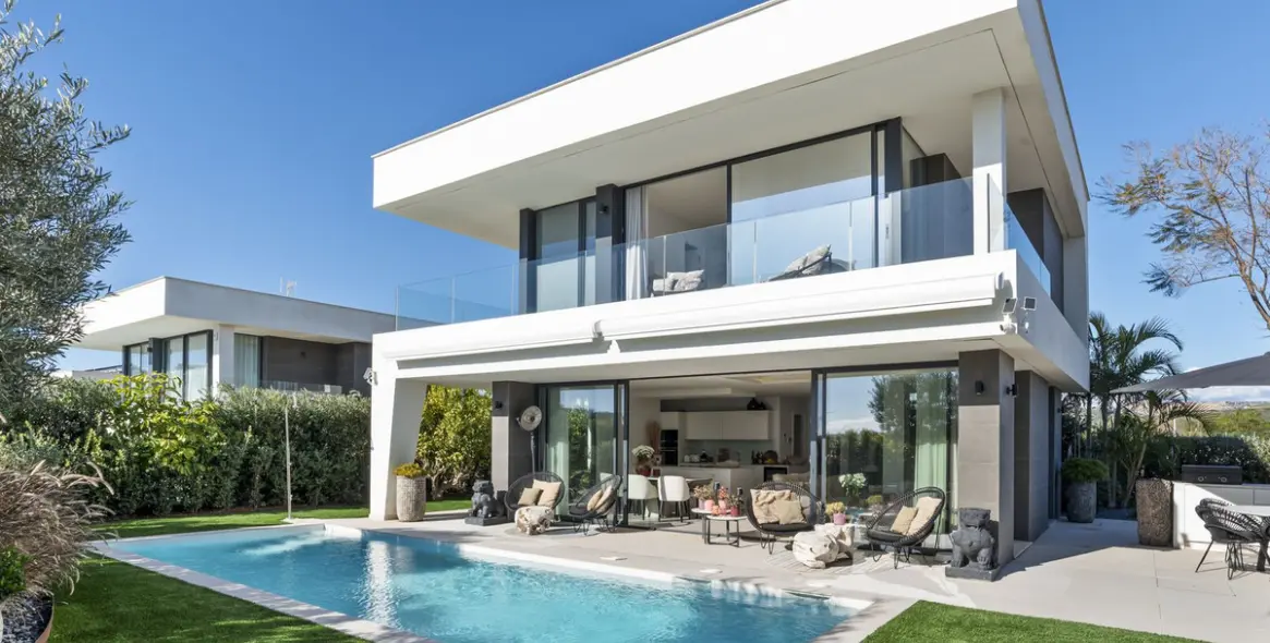 Sale of detached villa in Manilva 1