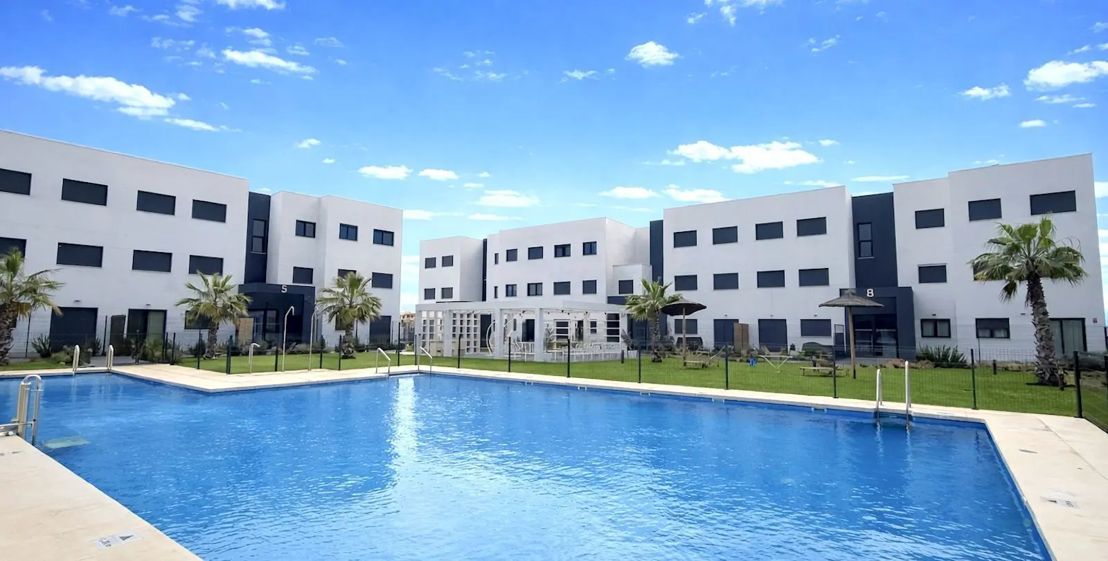 Продажа апартаментов на первом этаже в Estepona 1