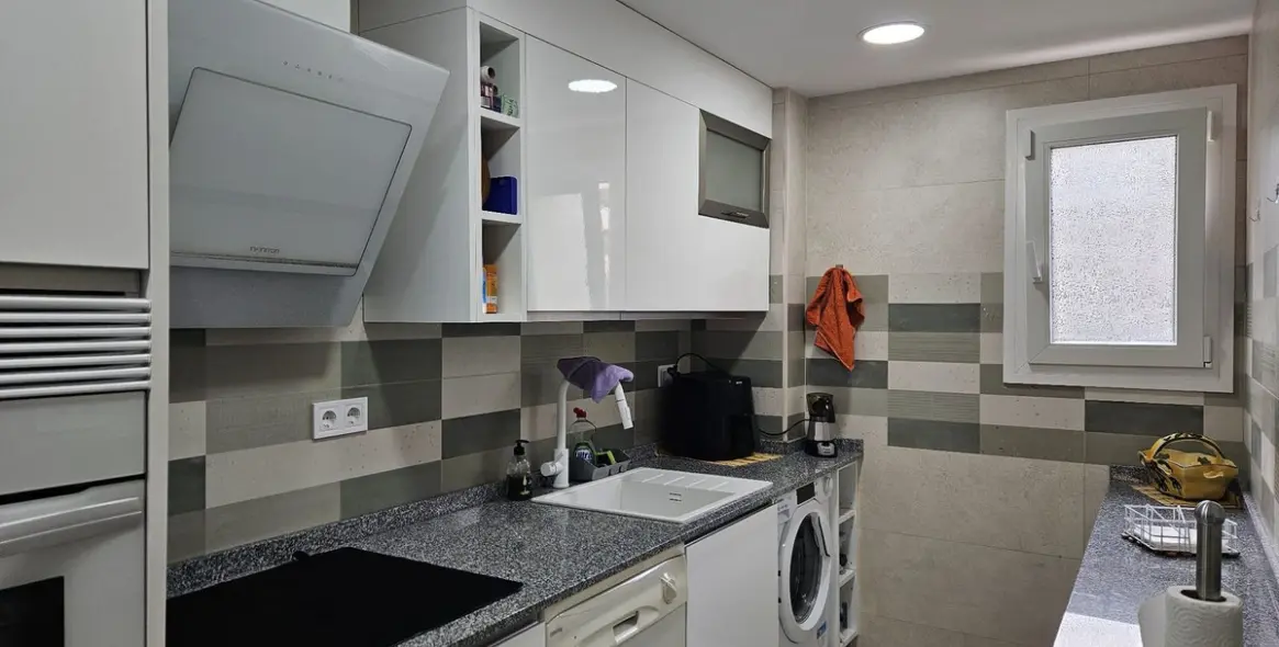 Sale of middle floor apartment in Fuengirola 10