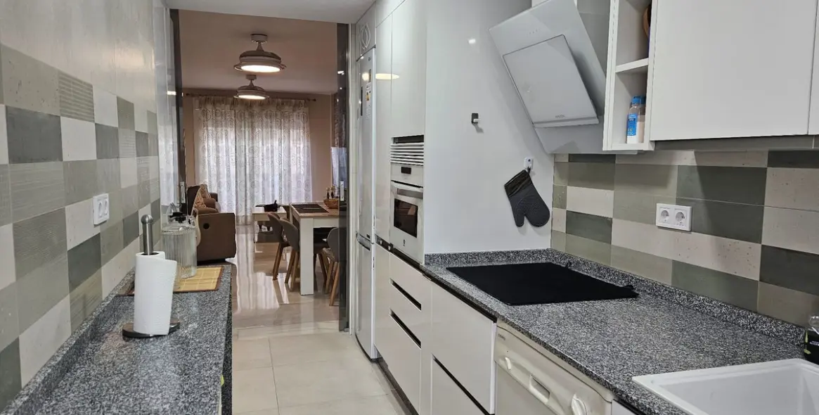 Sale of middle floor apartment in Fuengirola 11