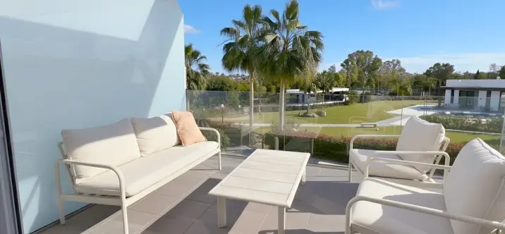 Продажа апартаментов на среднем этаже в Estepona 0