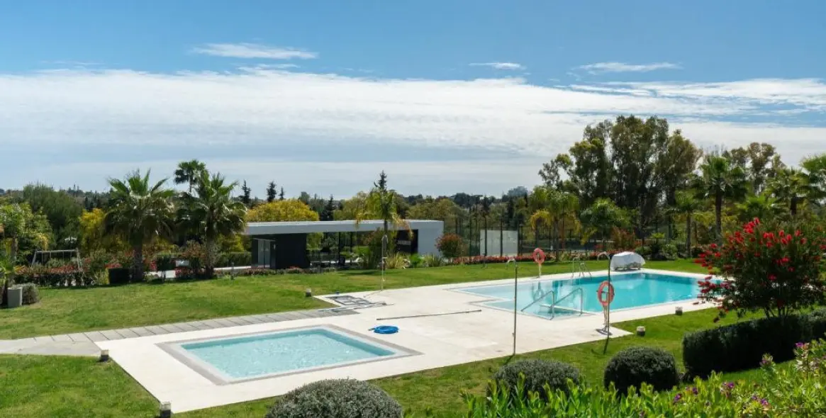 Продажа апартаментов на среднем этаже в Estepona 2