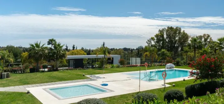 Продажа апартаментов на среднем этаже в Estepona 1