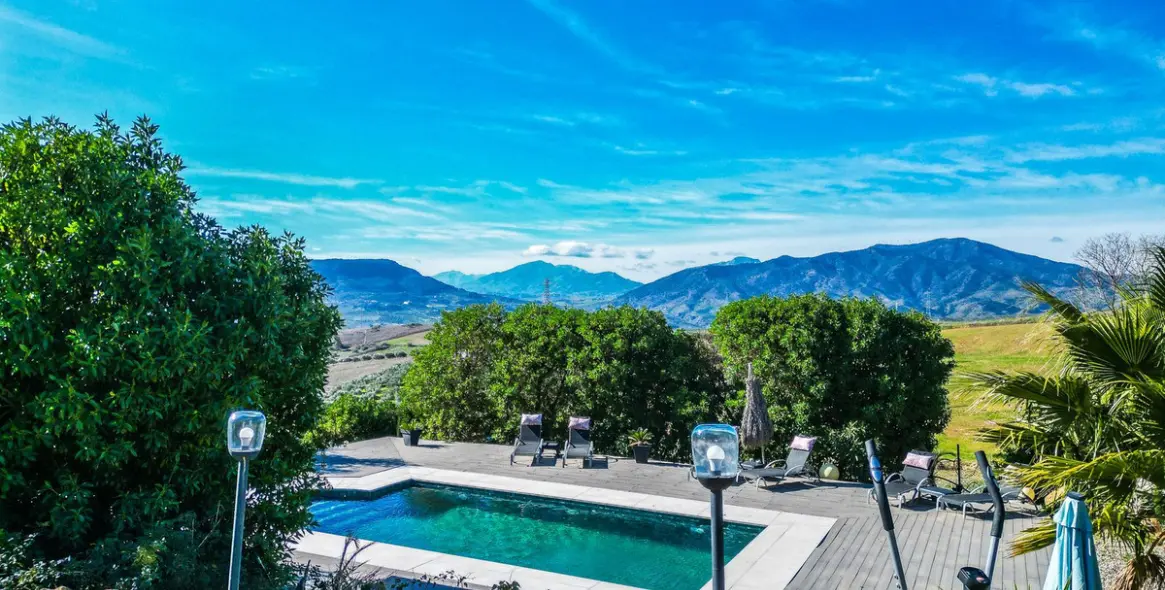 Sale of detached villa in Alora 1