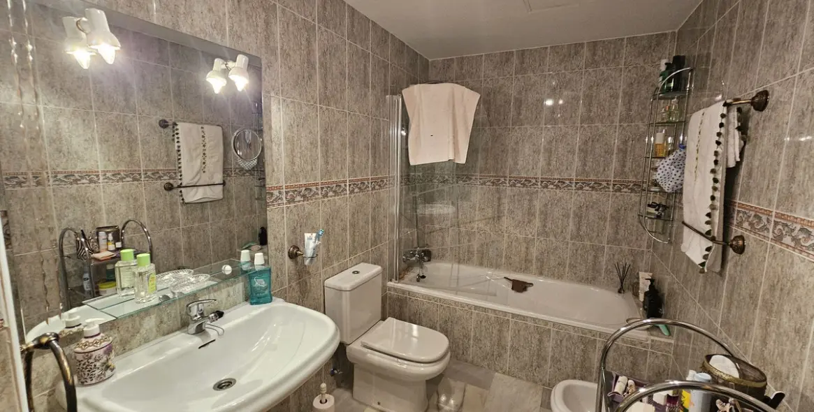 Sale of middle floor apartment in Miraflores 9