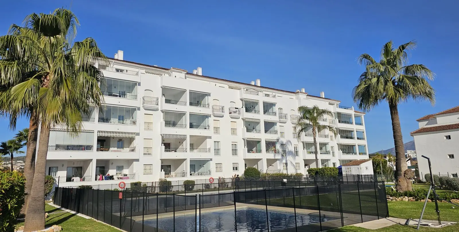 Venta de apartamento en planta media en Miraflores 15