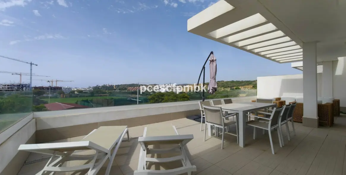 Продажа двухуровневого пентхауса в Estepona 1