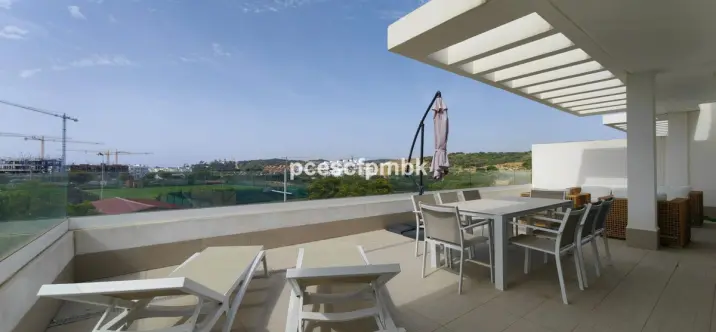 Продажа двухуровневого пентхауса в Estepona 0