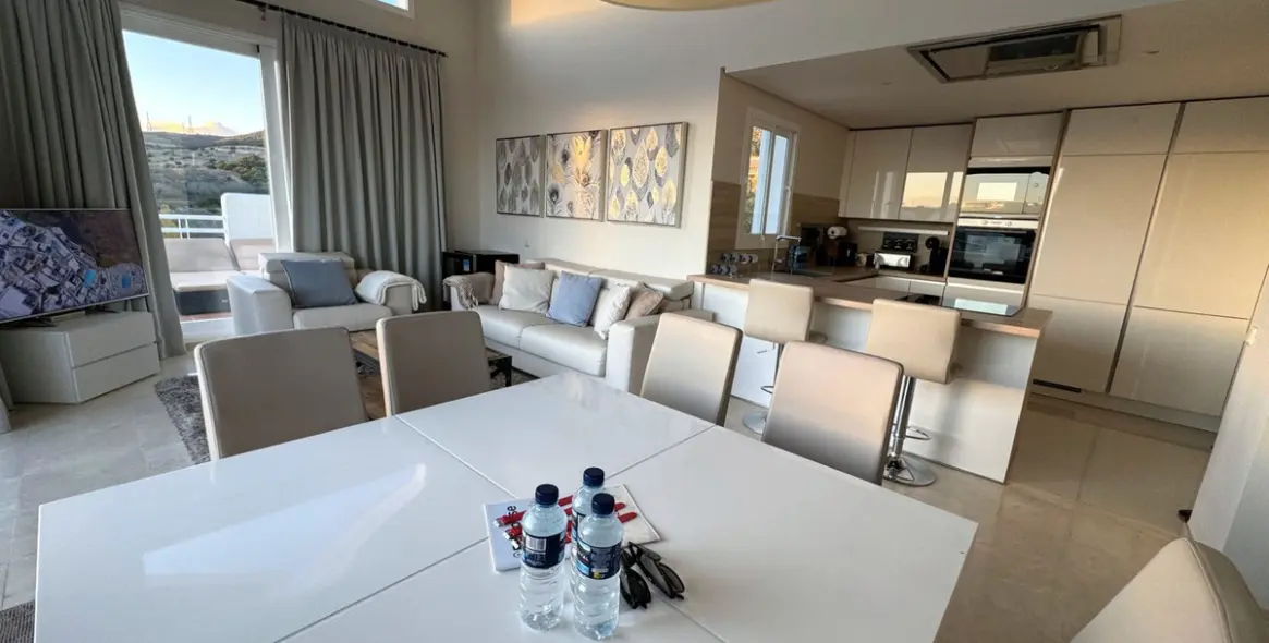 Sale of penthouse in Estepona 3