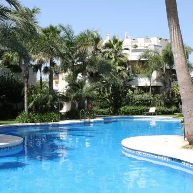 Sale of middle floor apartment in Nueva Andalucía
