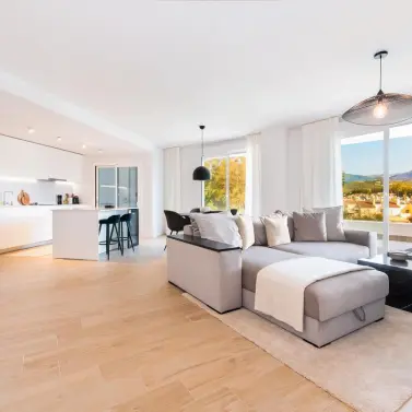 Sale of middle floor apartment in La Campana