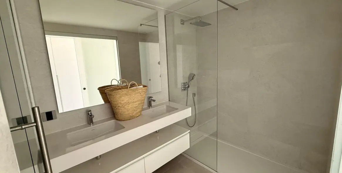 Sale of ground floor apartment in New Golden Mile 11