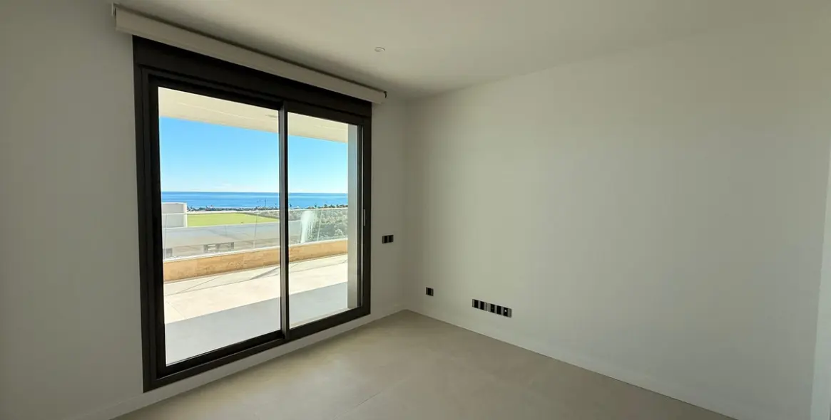 Sale of ground floor apartment in New Golden Mile 14