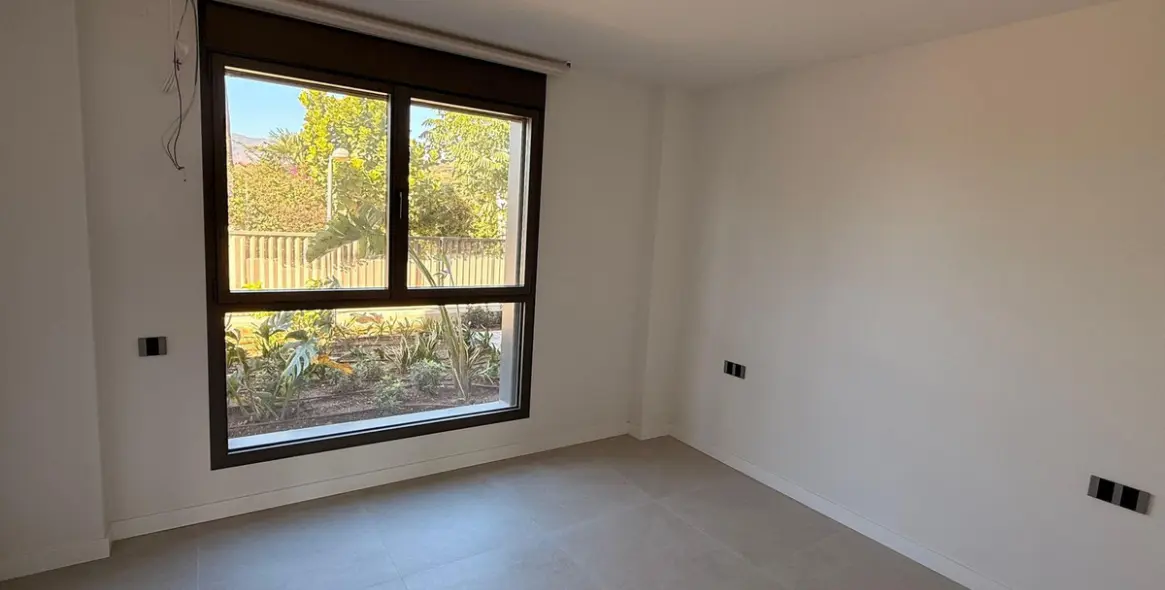 Sale of ground floor apartment in New Golden Mile 20