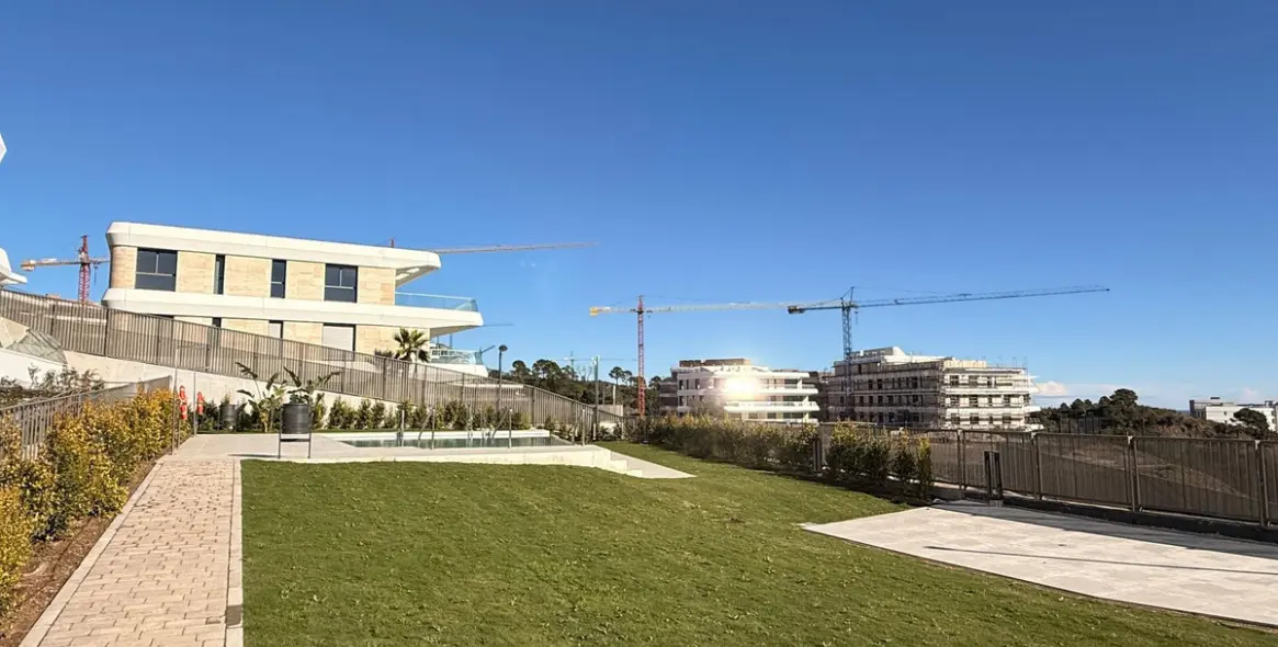 Sale of ground floor apartment in New Golden Mile 27