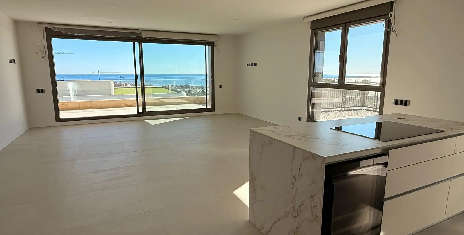 Продажа апартаментов на среднем этаже в New Golden Mile 1
