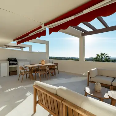 Sale of middle floor apartment in Nueva Andalucía