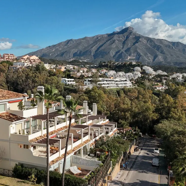 Продажа апартаментов на среднем этаже в Nueva Andalucía