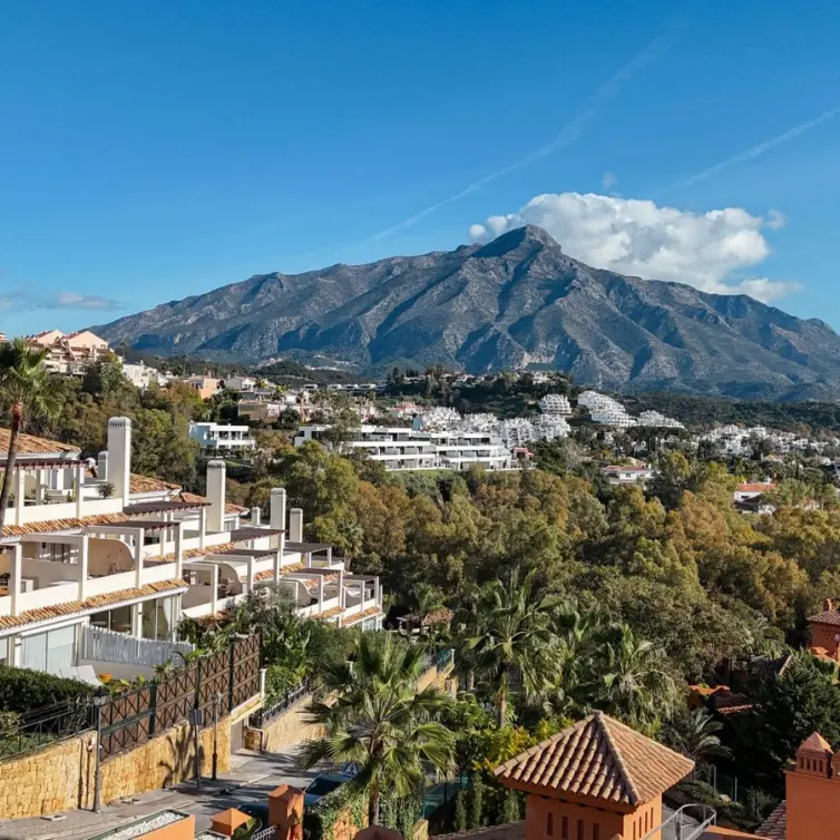Продажа апартаментов на среднем этаже в Nueva Andalucía