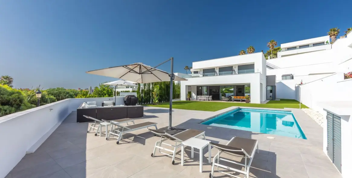 Sale of detached villa in La Duquesa 1