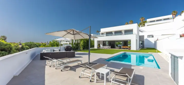Sale of detached villa in La Duquesa 0