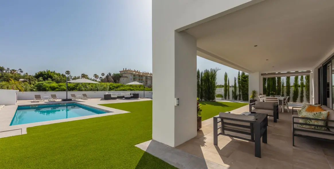 Sale of detached villa in La Duquesa 2