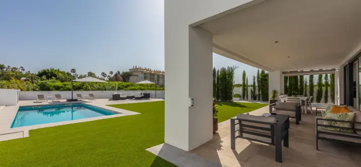 Sale of detached villa in La Duquesa 1