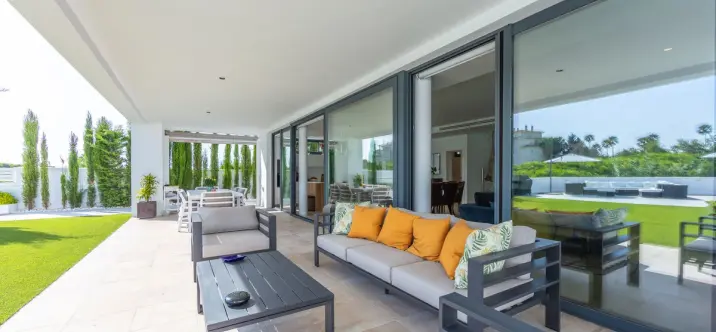 Sale of detached villa in La Duquesa 2