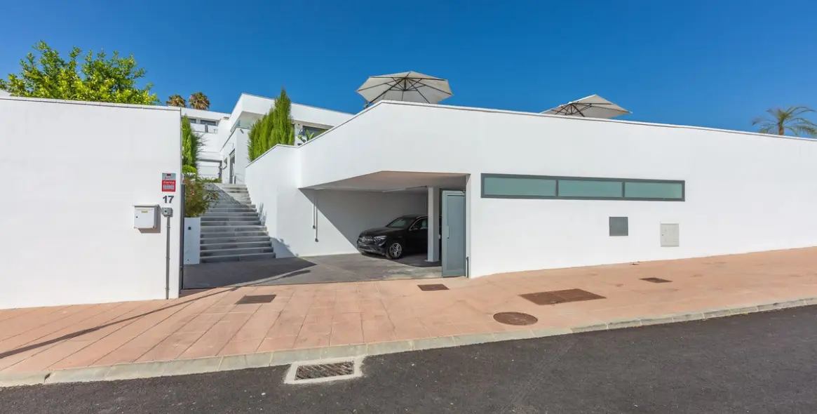 Sale of detached villa in La Duquesa 8