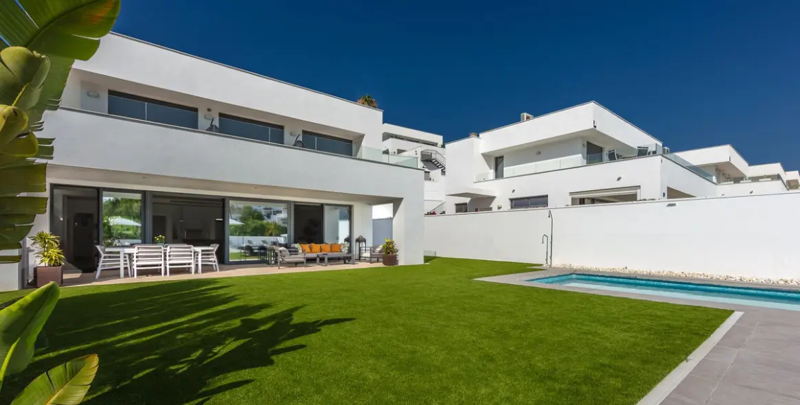 Sale of detached villa in La Duquesa 10
