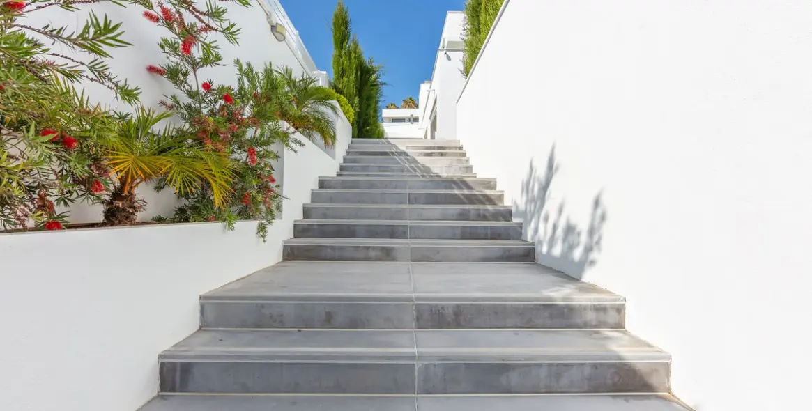 Sale of detached villa in La Duquesa 11