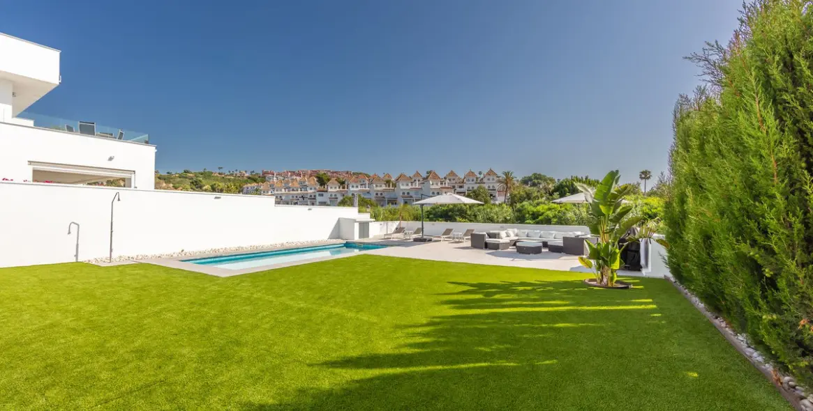 Sale of detached villa in La Duquesa 12