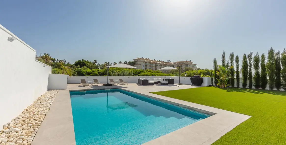 Sale of detached villa in La Duquesa 13