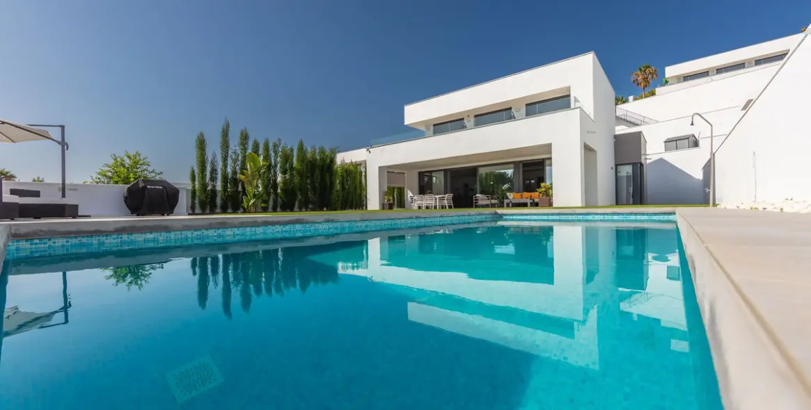 Sale of detached villa in La Duquesa 14