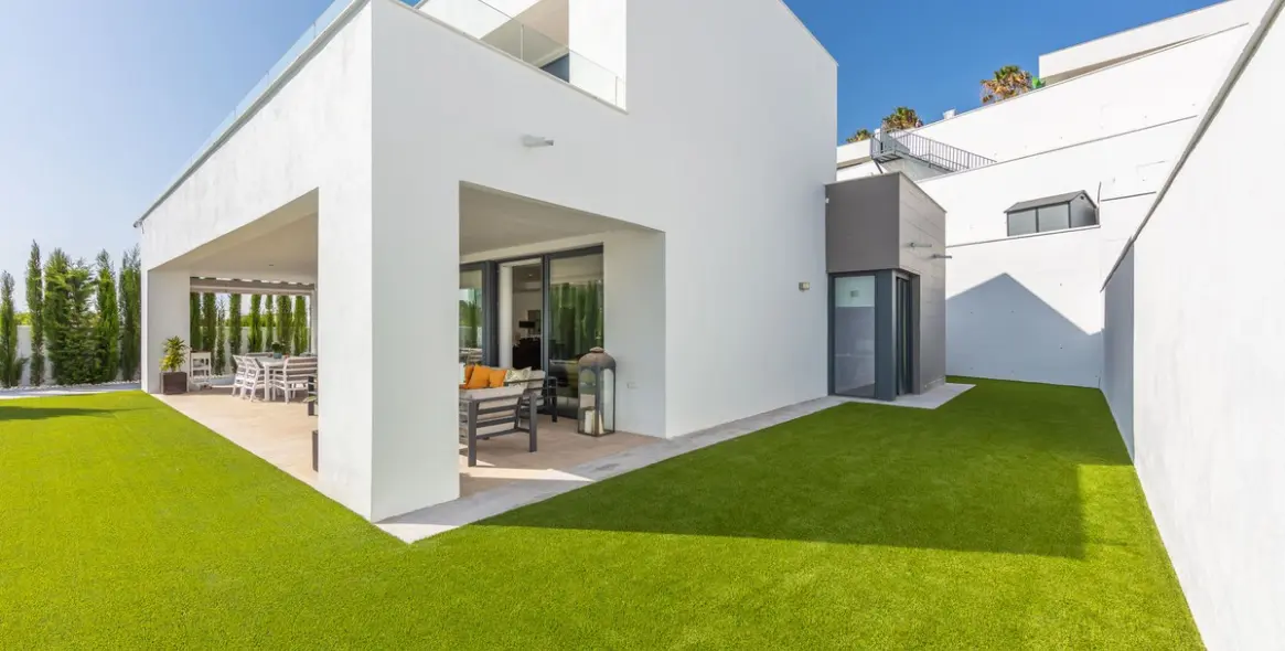 Sale of detached villa in La Duquesa 15