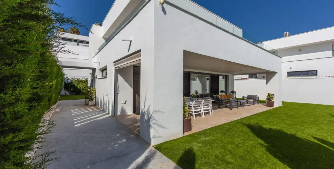 Sale of detached villa in La Duquesa 16