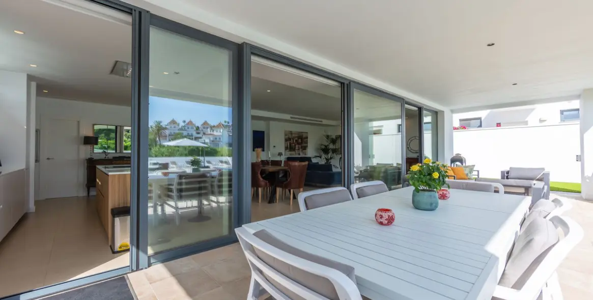 Sale of detached villa in La Duquesa 17