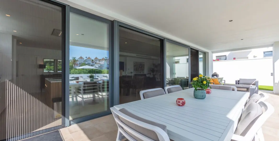 Sale of detached villa in La Duquesa 18