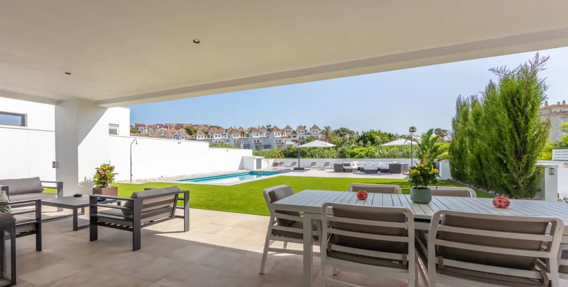 Sale of detached villa in La Duquesa 19