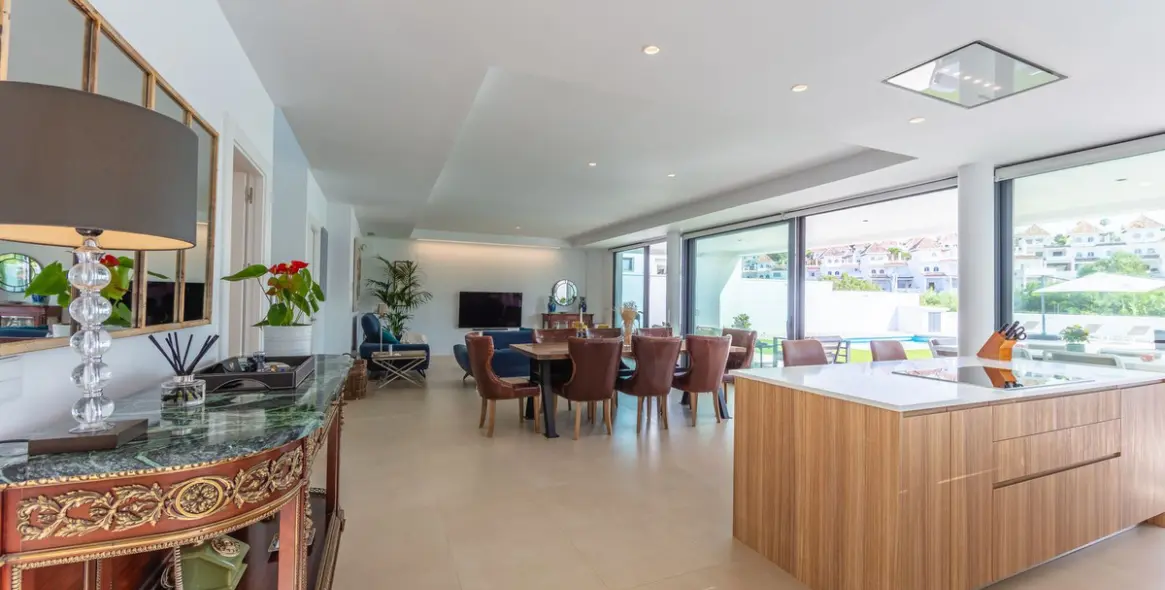 Sale of detached villa in La Duquesa 20