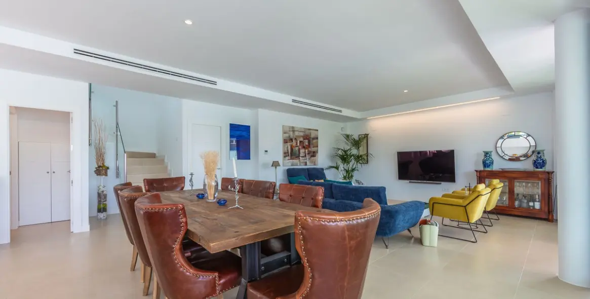 Sale of detached villa in La Duquesa 24