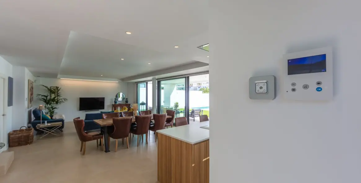 Sale of detached villa in La Duquesa 25