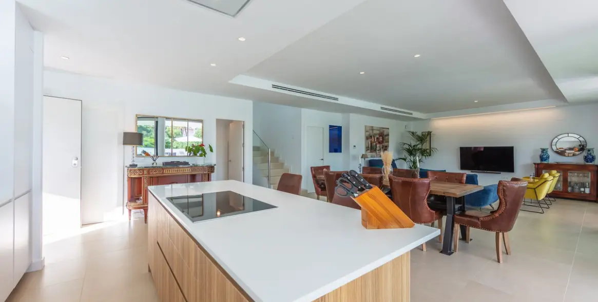 Sale of detached villa in La Duquesa 26