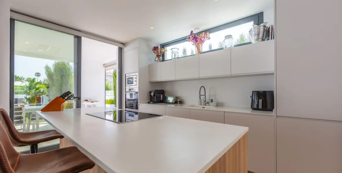 Sale of detached villa in La Duquesa 27