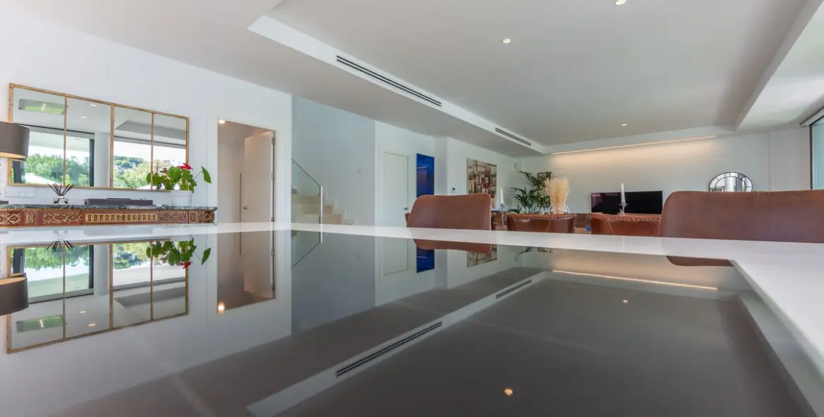 Sale of detached villa in La Duquesa 28