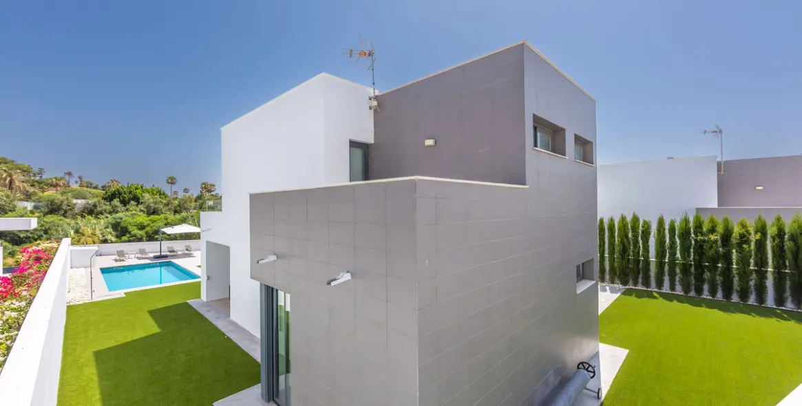 Sale of detached villa in La Duquesa 30