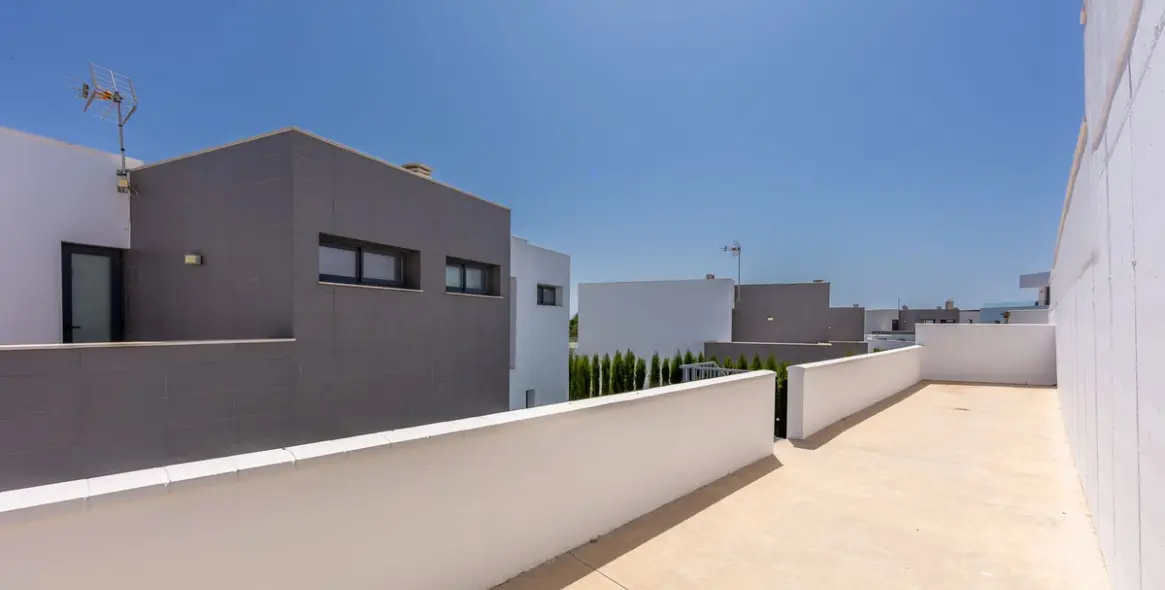 Sale of detached villa in La Duquesa 31